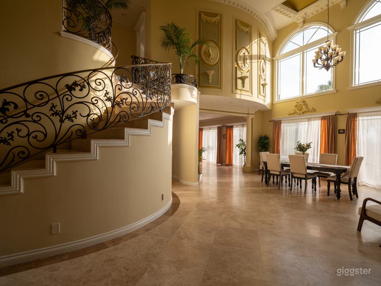  Greek-inspired house with Backyard and Pool 