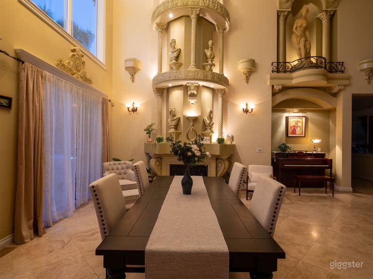  Greek-inspired house with Backyard and Pool 