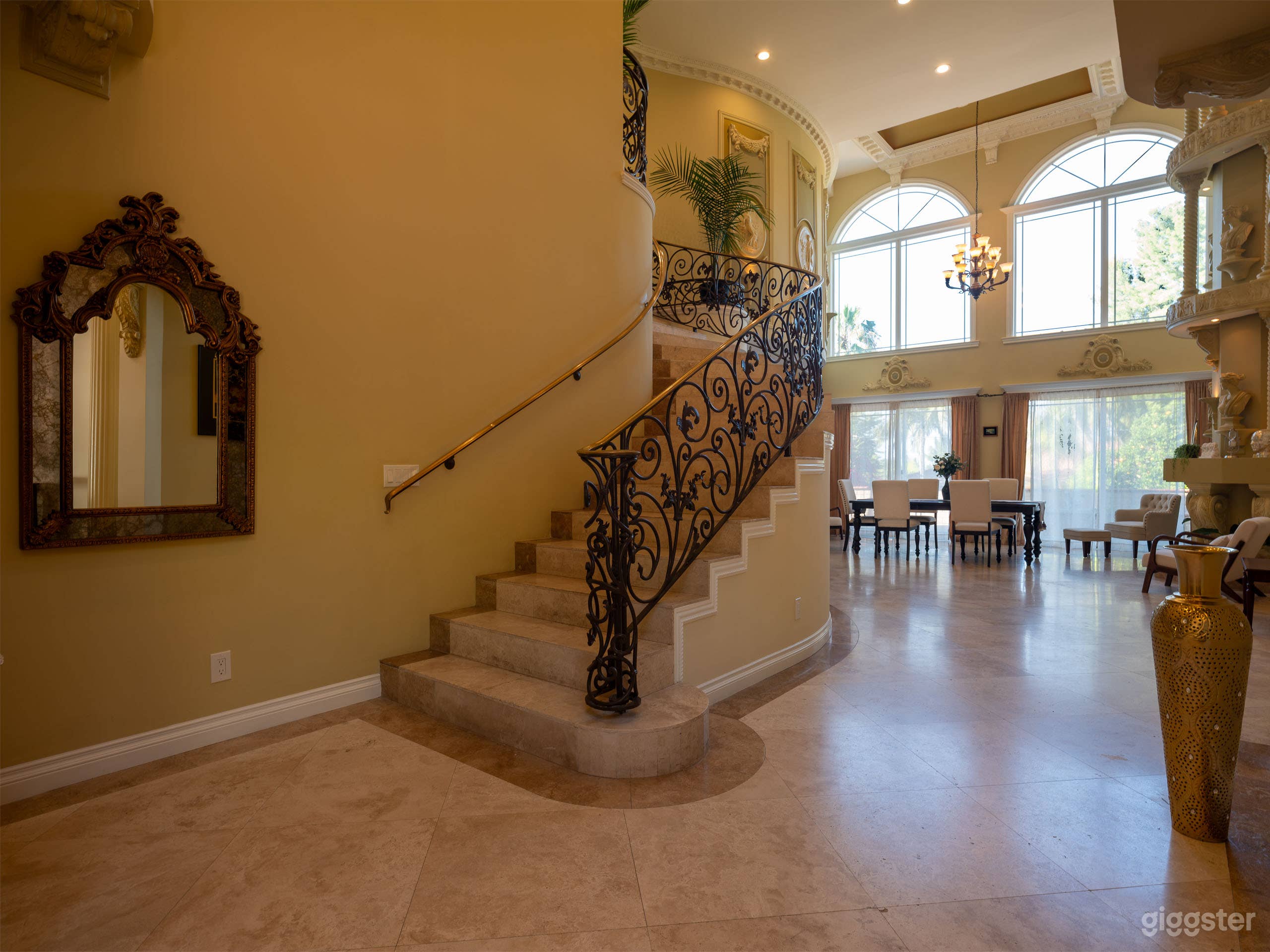 Greek-inspired house with Backyard and Pool Photo 2