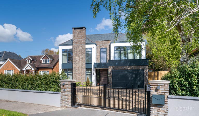  Architecturally-Designed Home With Pool and Garden 