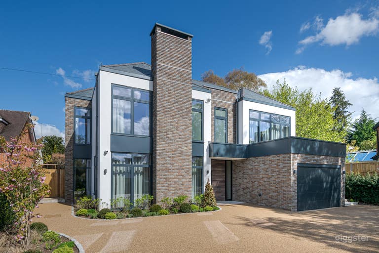  Architecturally-Designed Home With Pool and Garden 