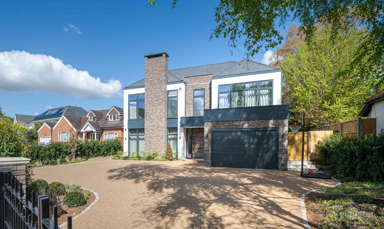  Architecturally-Designed Home With Pool and Garden 