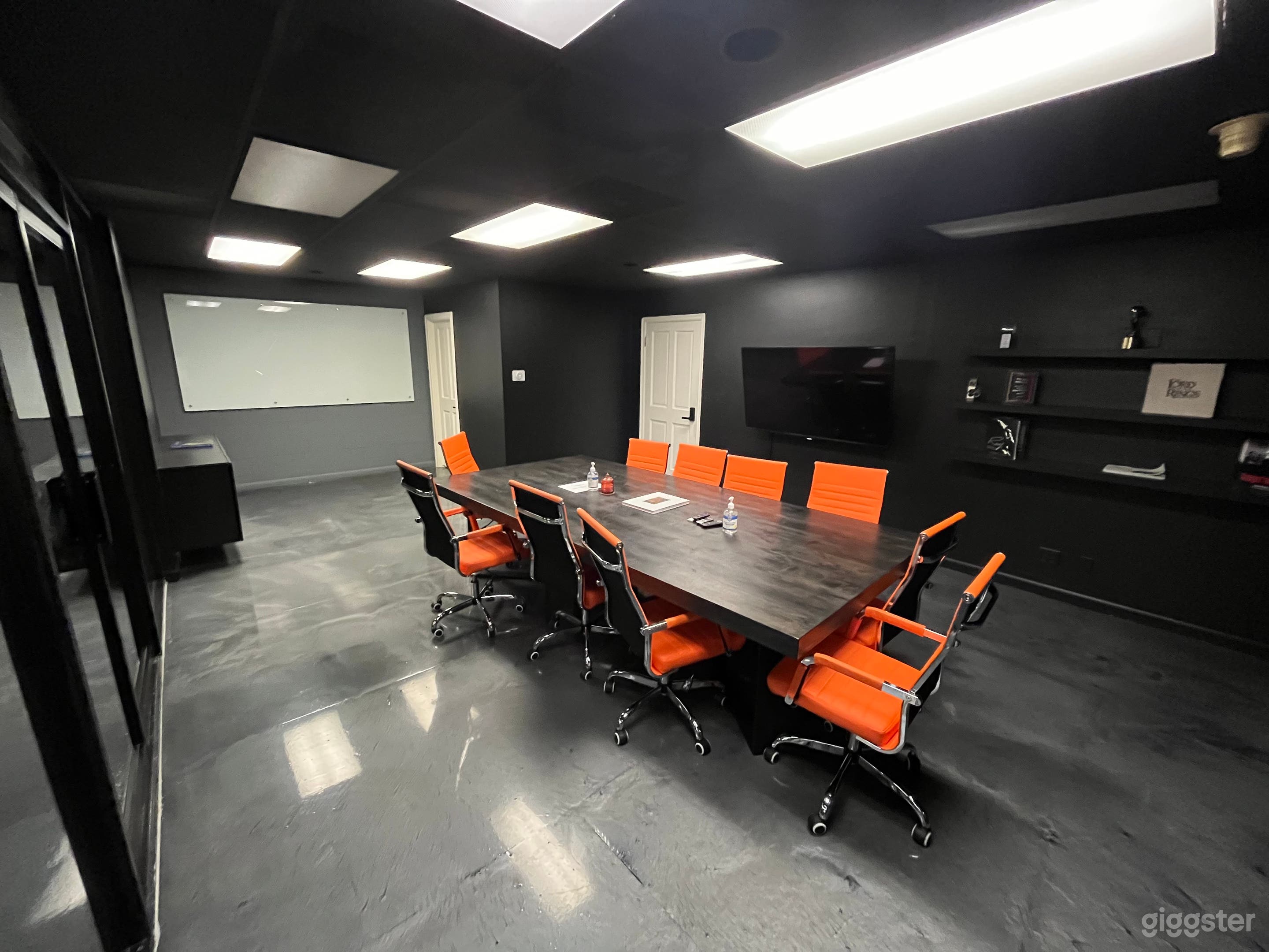 Pre-Lit Green Screen Stage —1,143 sq feet Photo 4