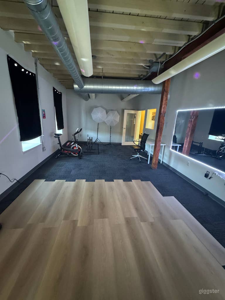  Estudio dinámico de baile y fitness con espejos e iluminación LED 