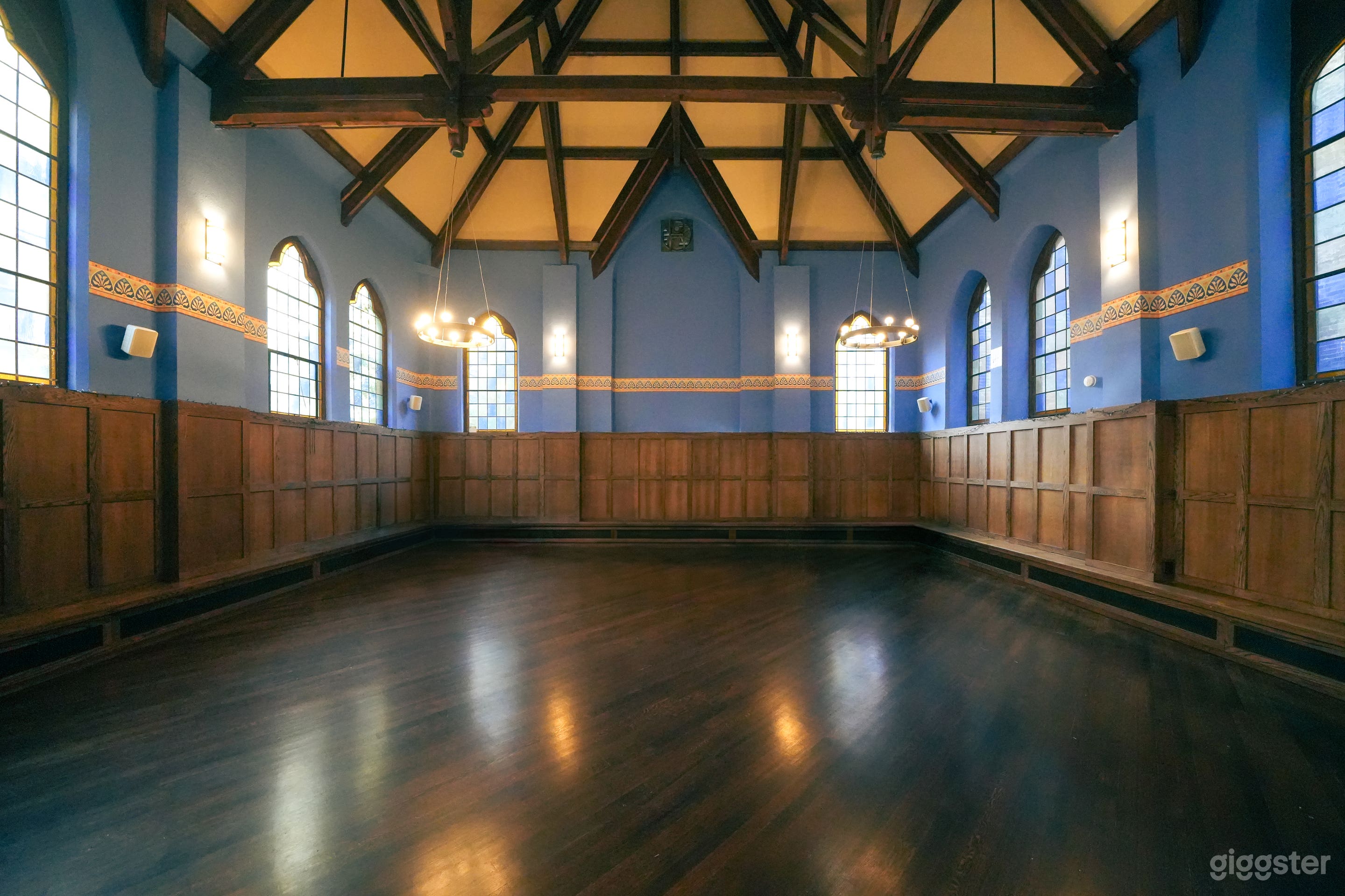 Large Open Space with Wood Details Photo 4