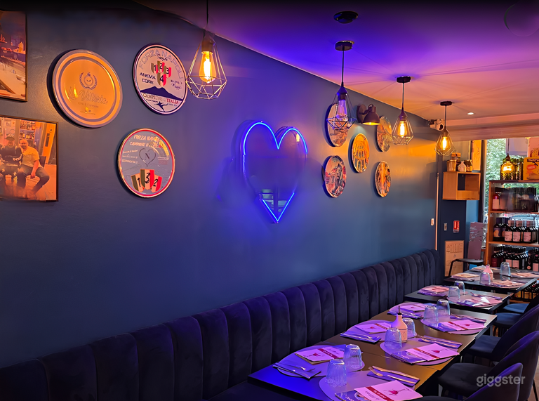  Pizzería y restaurante urbano animado con cocina abierta 