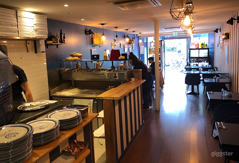  Pizzería y restaurante urbano animado con cocina abierta 