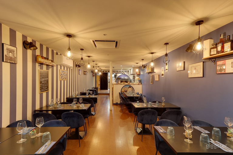  Pizzería y restaurante urbano animado con cocina abierta 