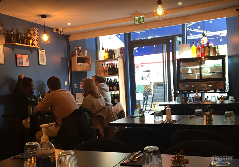  Pizzería y restaurante urbano animado con cocina abierta 