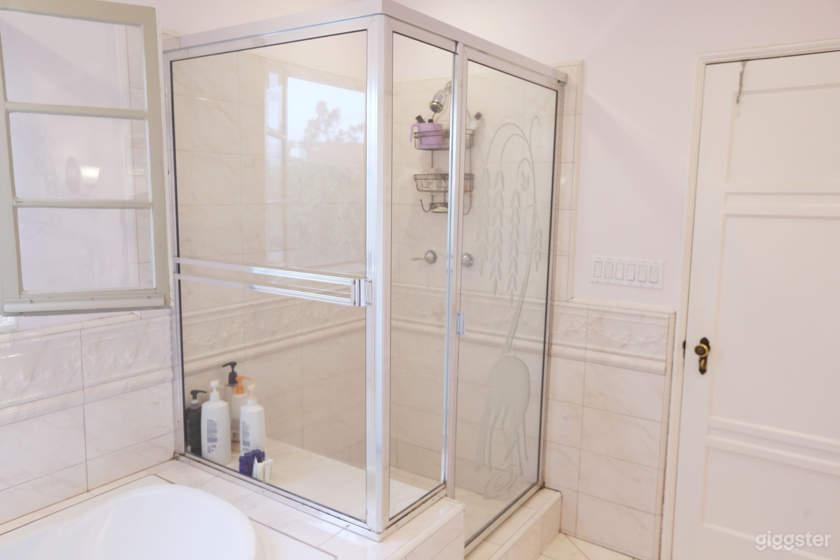 Wood Floored Fairfax House Photo 2