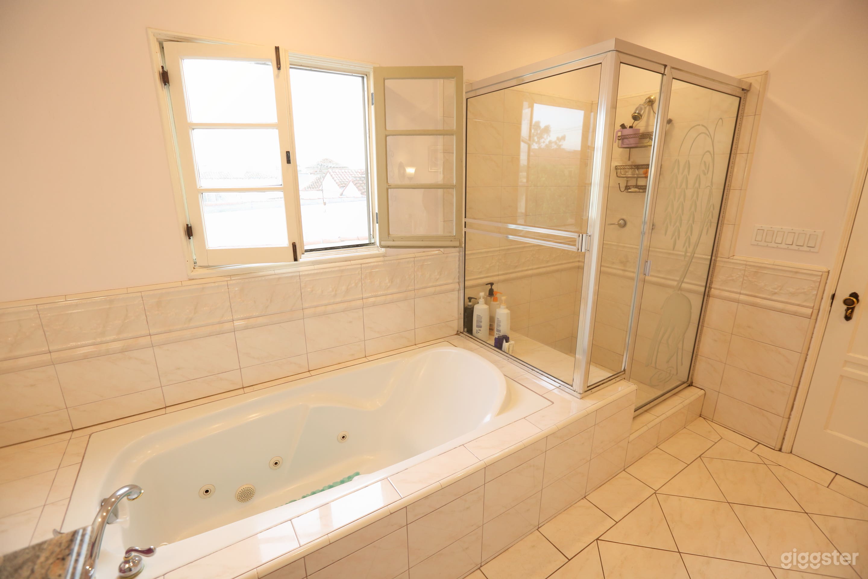 Wood Floored Fairfax House Photo 1