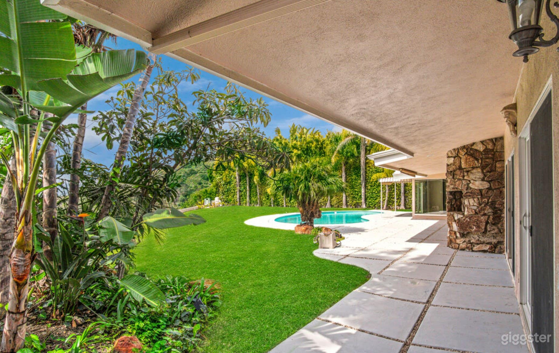 HILLTOP OASIS: PANORAMIC VIEWS & BRIGHT INTERIORS Photo 4