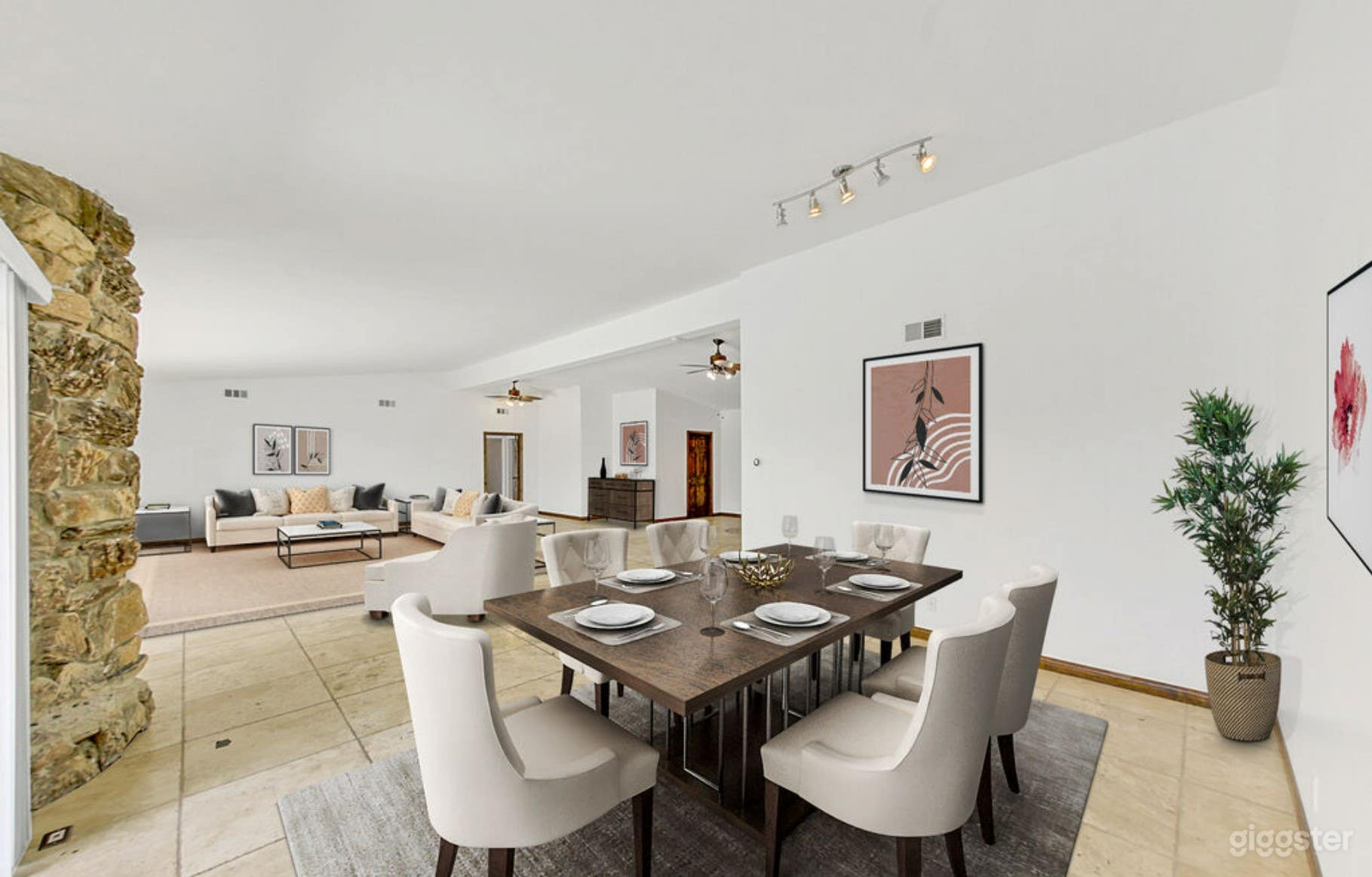 HILLTOP OASIS: PANORAMIC VIEWS & BRIGHT INTERIORS Photo 3