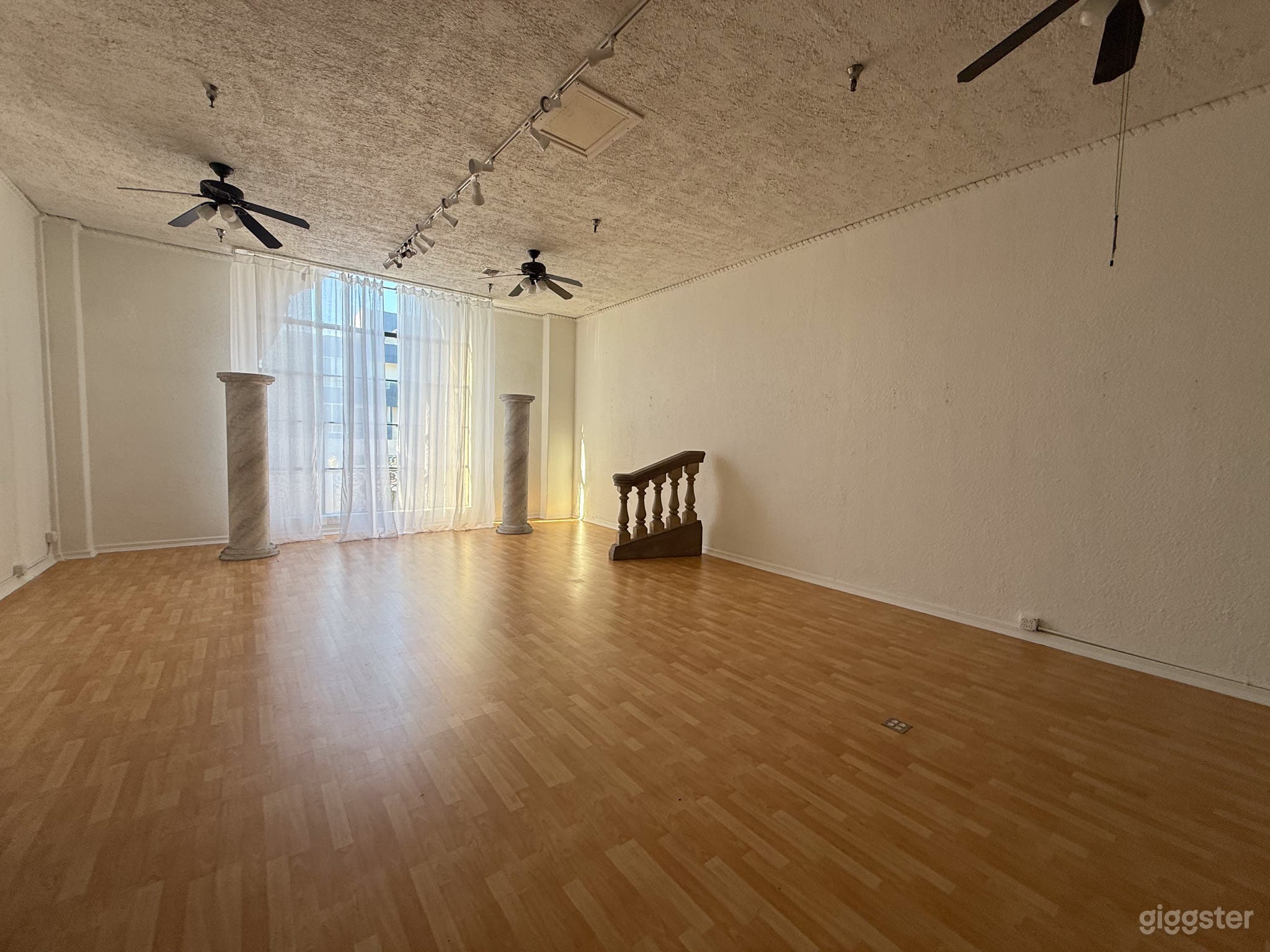 Gorgeous Daylight Loft Style Studio Photo 4