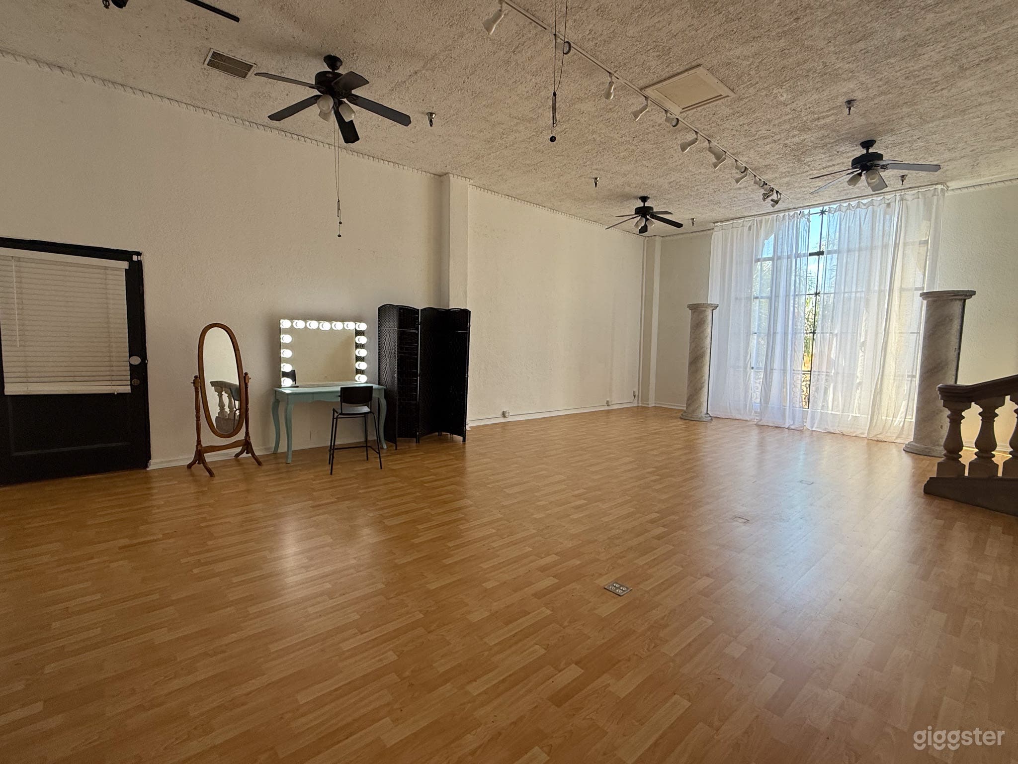 Gorgeous Daylight Loft Style Studio Photo 3