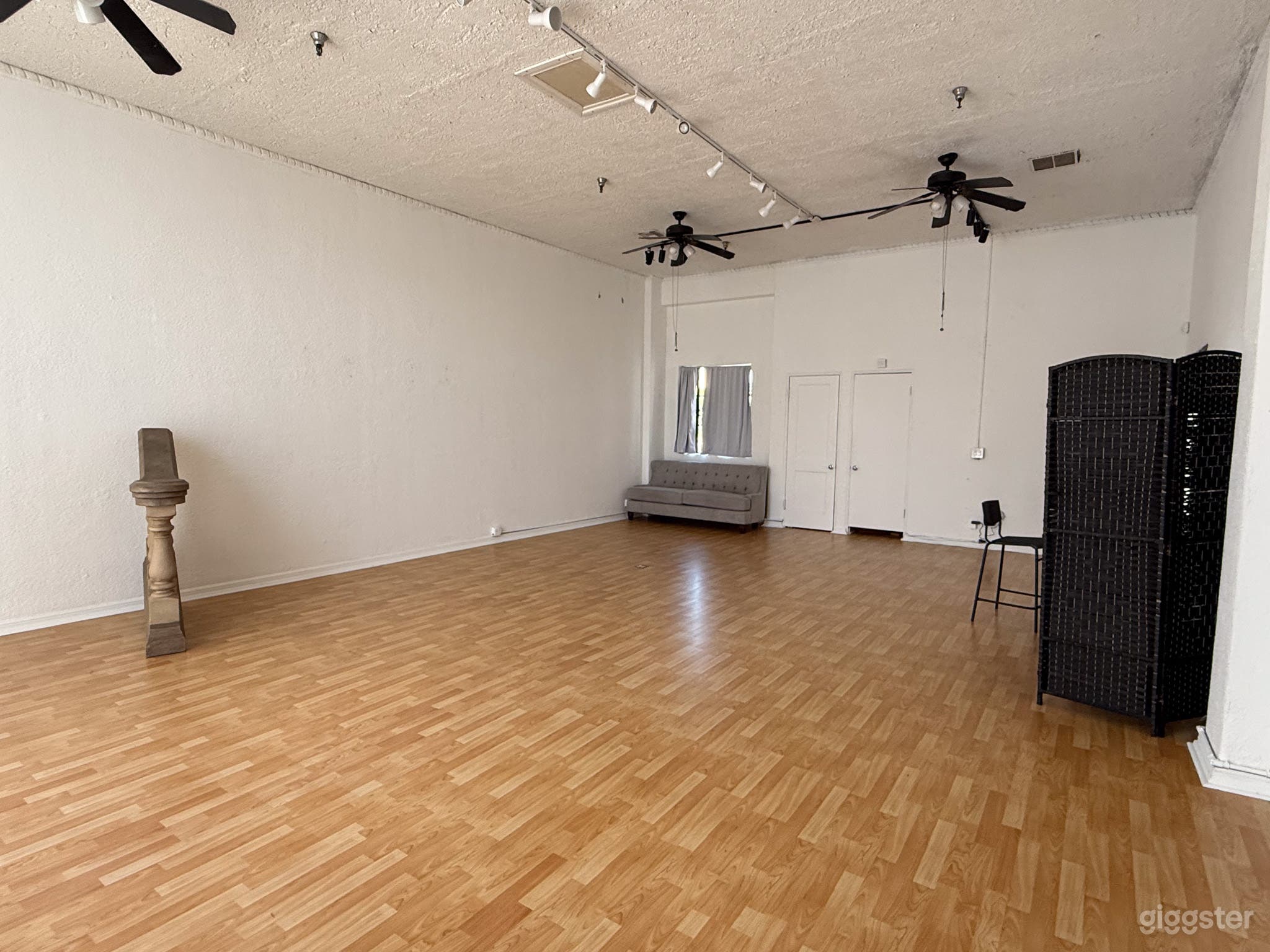 Gorgeous Daylight Loft Style Studio Photo 2