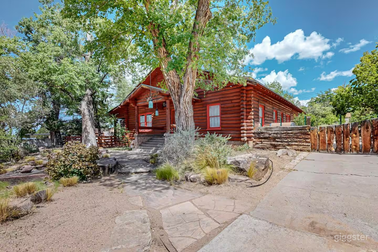  Historic Log Cabin in the Heart of Nob Hill 