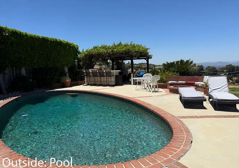  Unforgettable Backyard Views from Poolside 