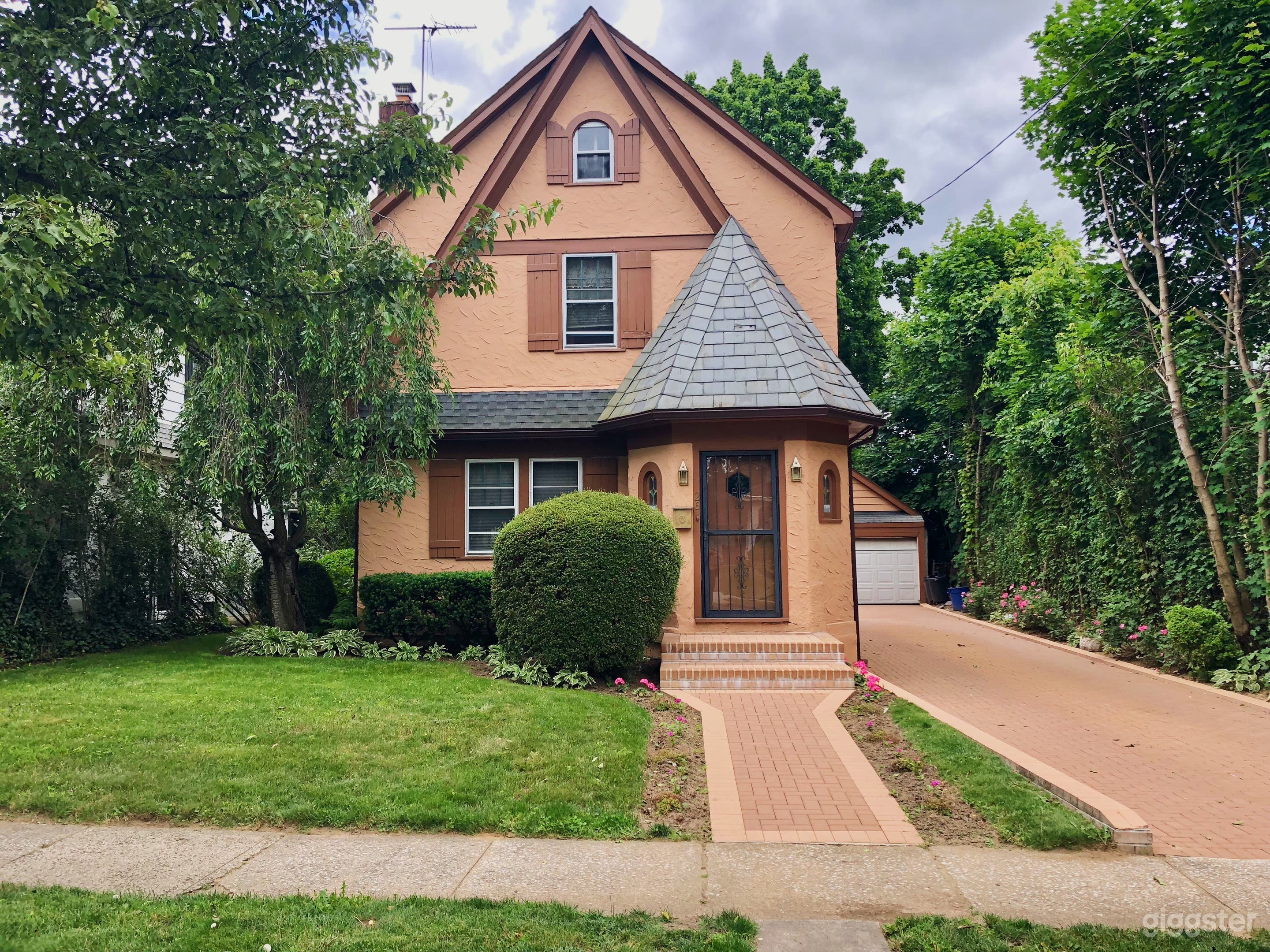 Tudor House With Turret
Front Of House
Stucco with Pavers on Driveway and Front walk
