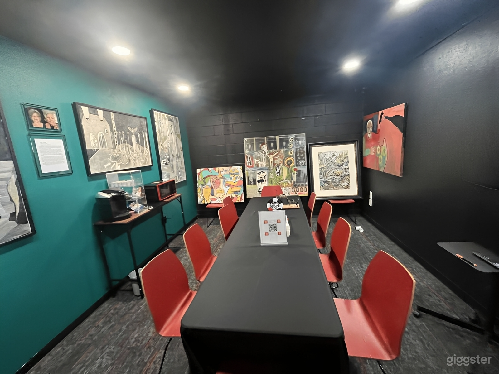 Art Overflow Conference Room Photo 2