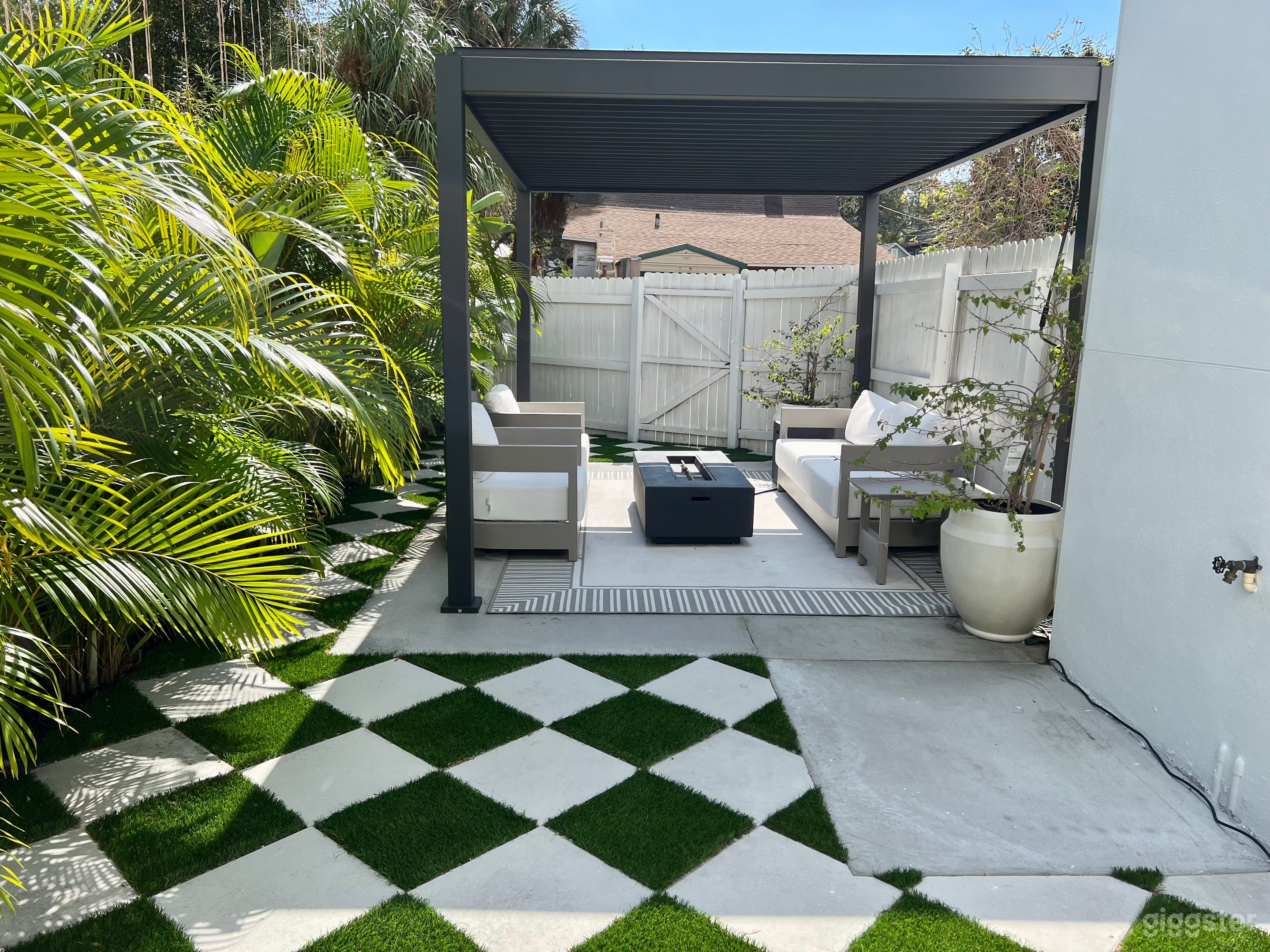 Modern Classic Tropical Oasis North Hyde Park Photo 3