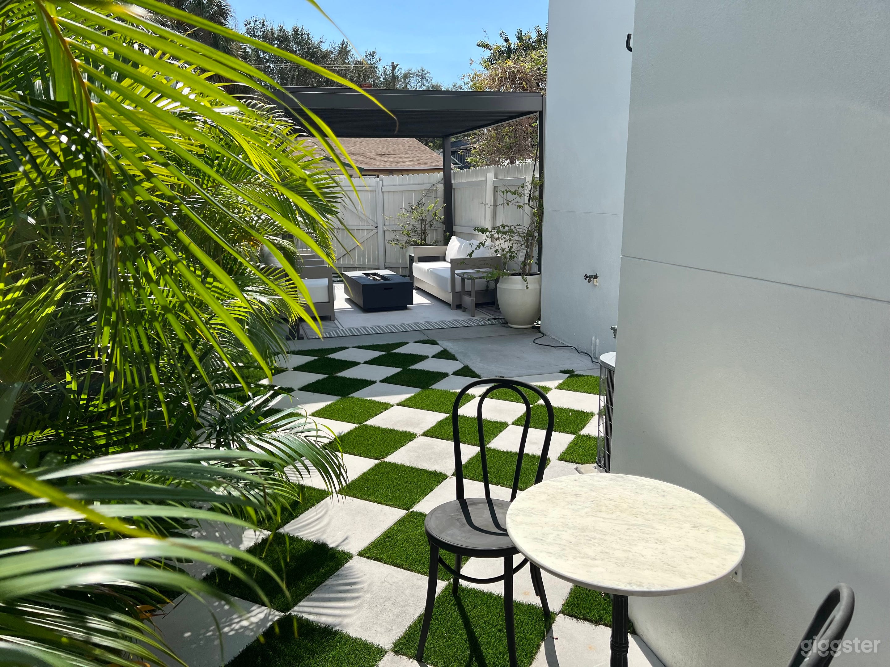 Modern Classic Tropical Oasis North Hyde Park Photo 1