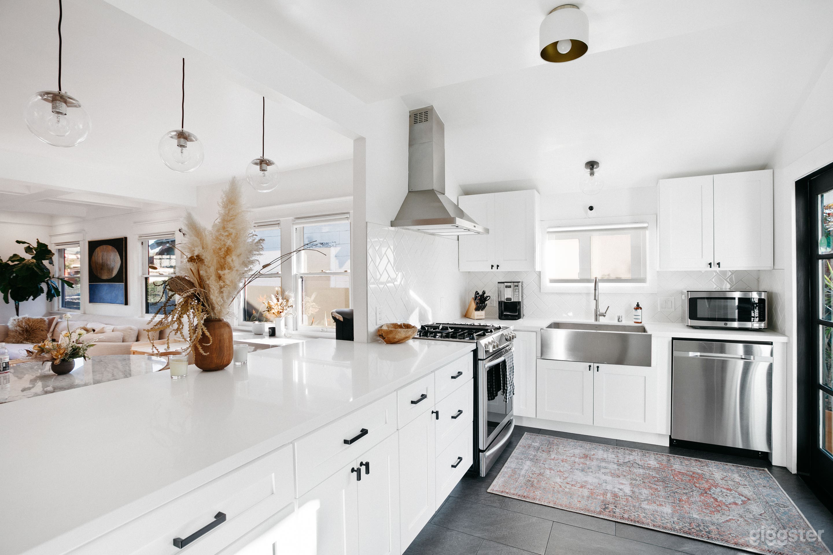 Dreamy Historic Craftsman House - Gut Renovated Photo 2