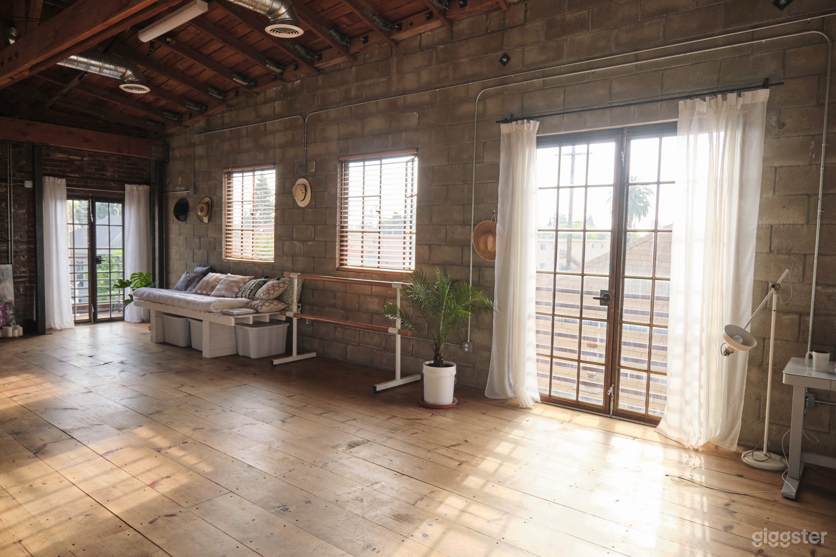 Natural Light Open Floor Multi Purpose Loft Studio Photo 3