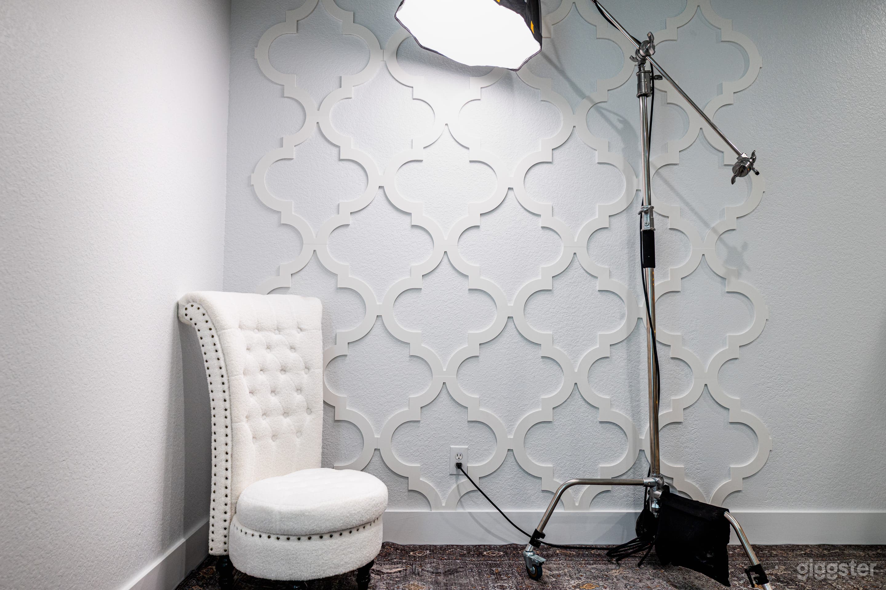 Modern Photo / Film Studio With Dynamic Creative Sets Photo 4