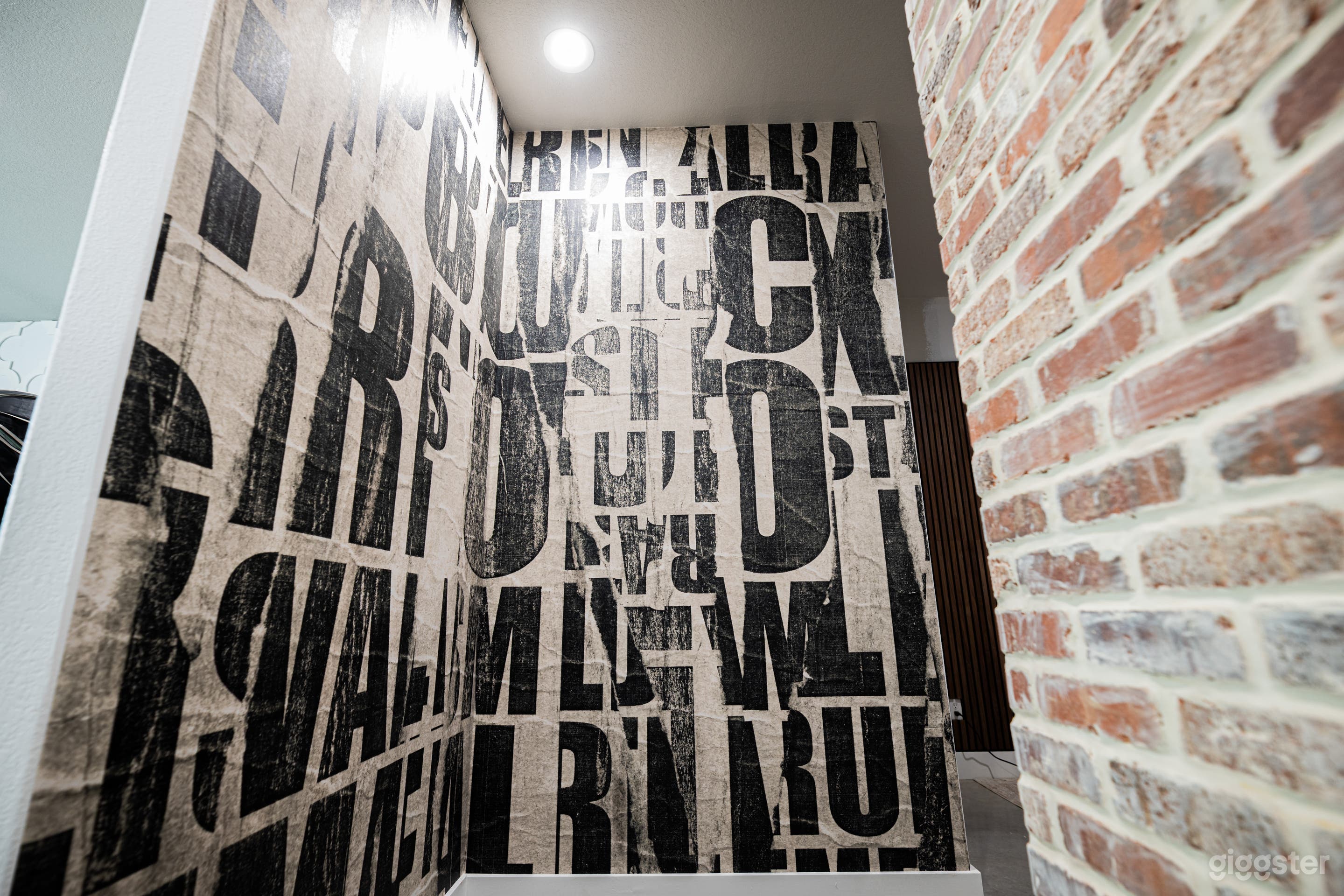 Modern Photo / Film Studio With Dynamic Creative Sets Photo 3