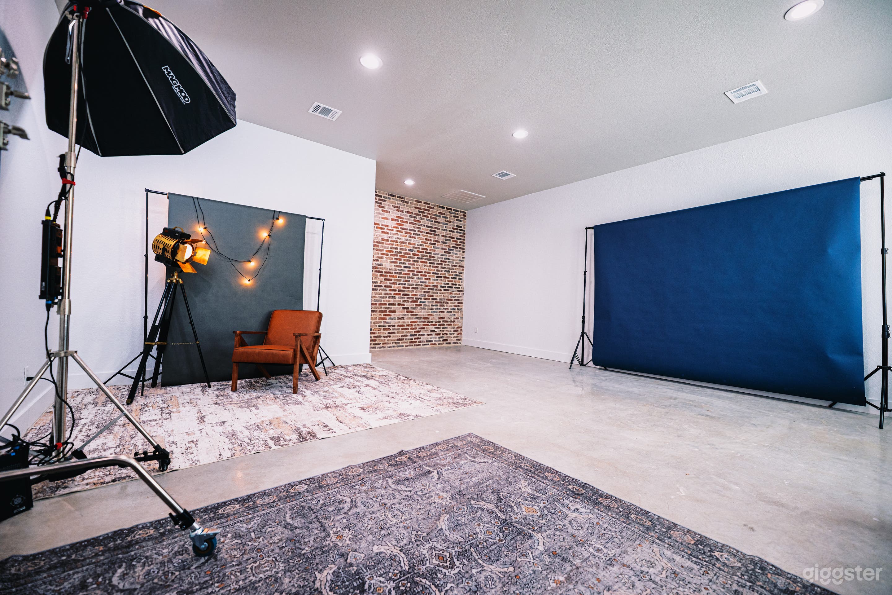 Modern Photo / Film Studio With Dynamic Creative Sets Photo 1