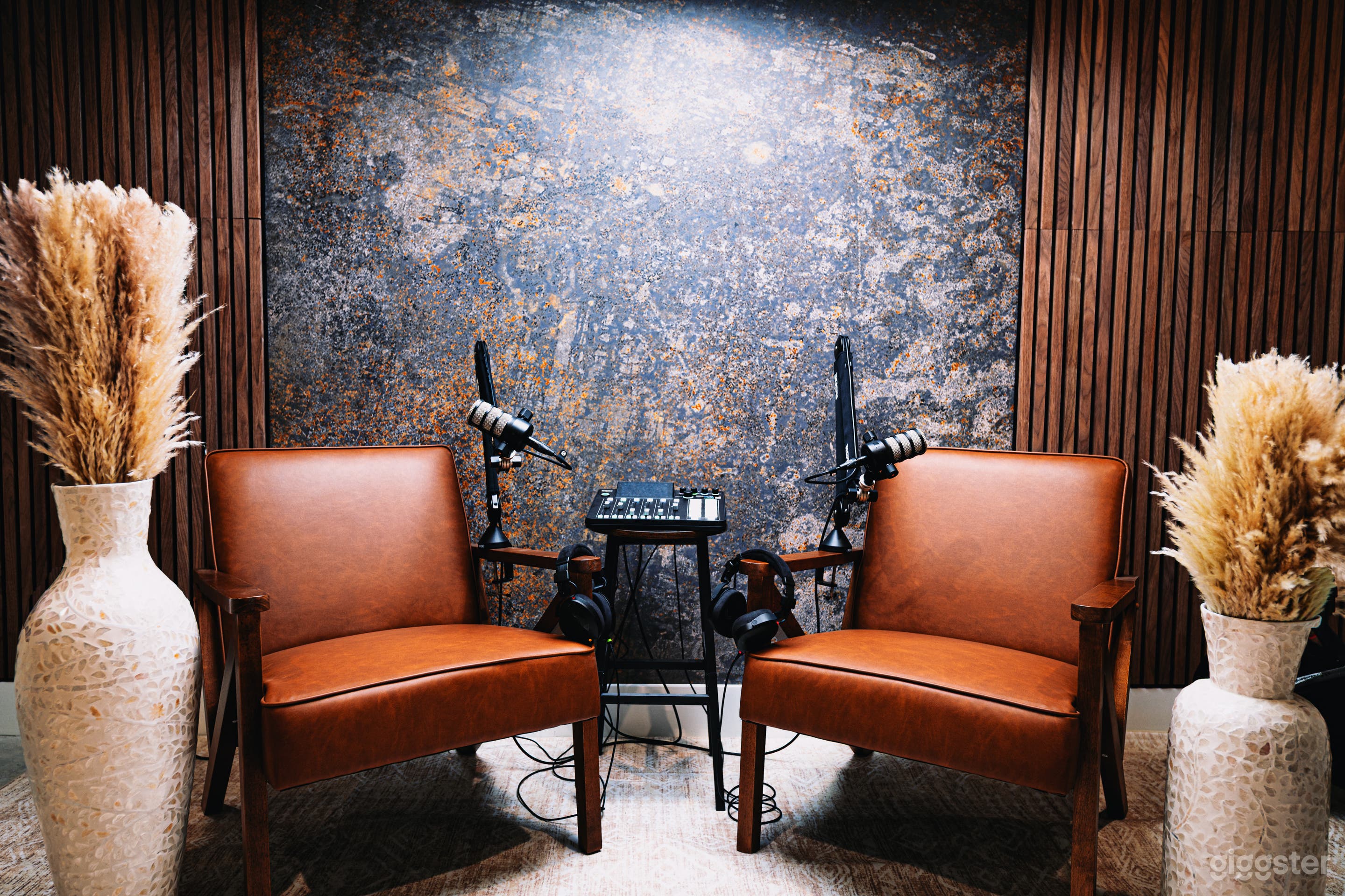 Modern Photo / Film Studio With Dynamic Creative Sets Photo 2