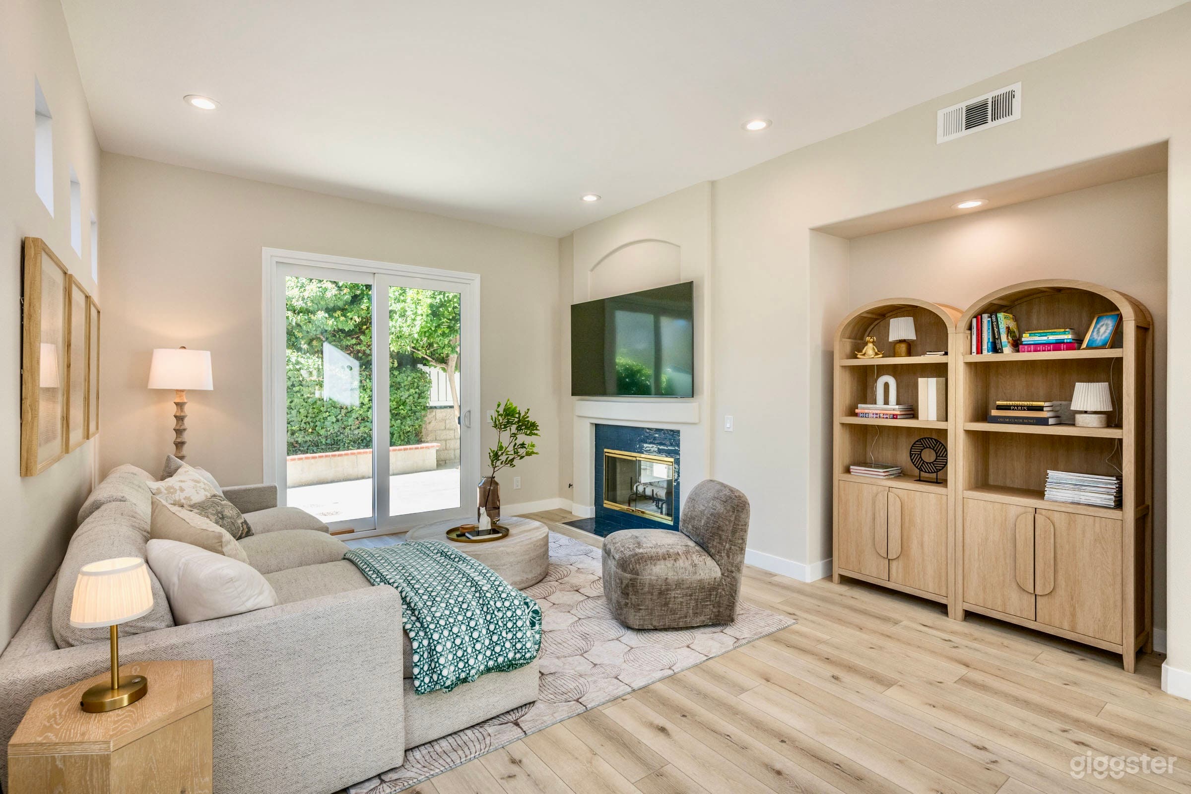 Production Friendly Modern Home with High Ceilings Photo 2