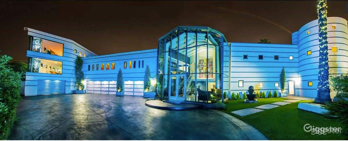 Enourmous Pool and Backyard in a Private Mega Mansion Photo 1