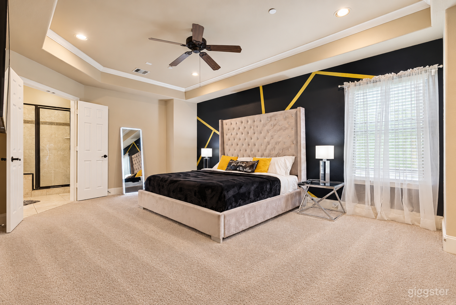 Artsy 3‑Story Townhouse with Hot Tub & Creative Vibes Photo 3