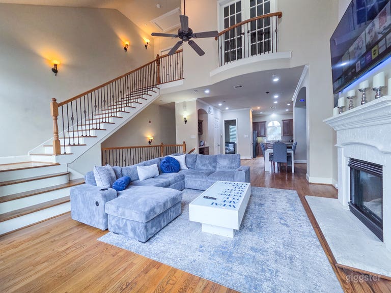  Artsy 3‑Story Townhouse with Hot Tub & Creative Vibes 