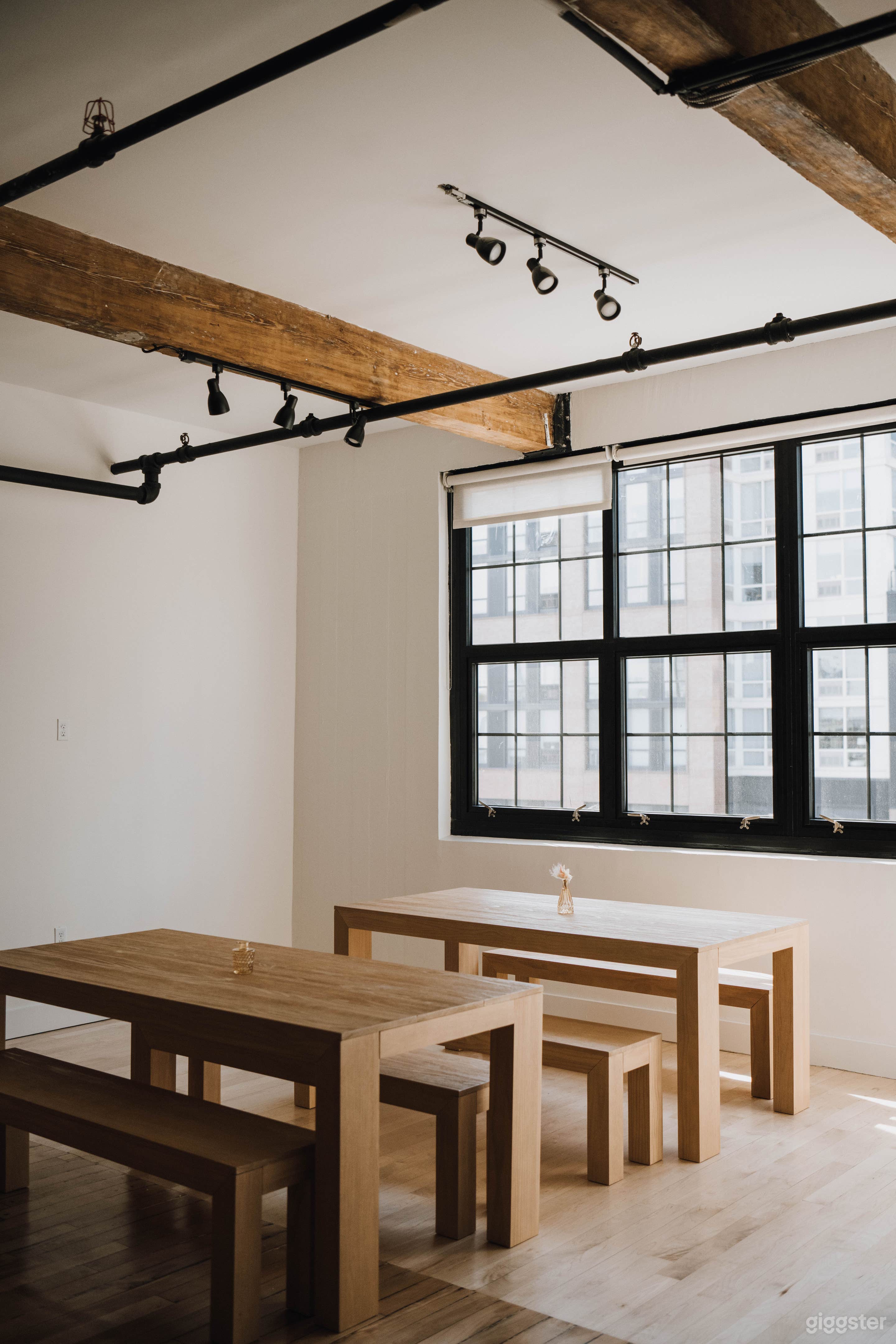 STUNNING large Loft with gorgeous natural lighting Photo 3