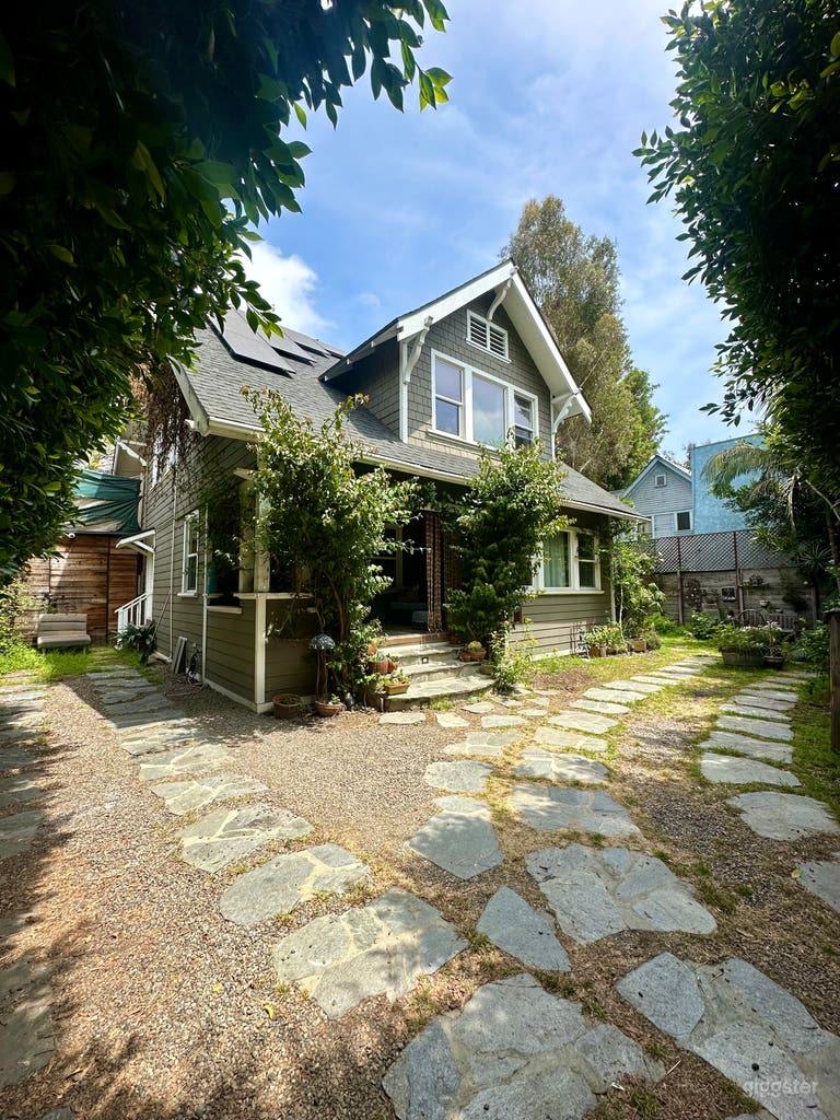  Hollywood House Open floors Easy to Shoot 		 