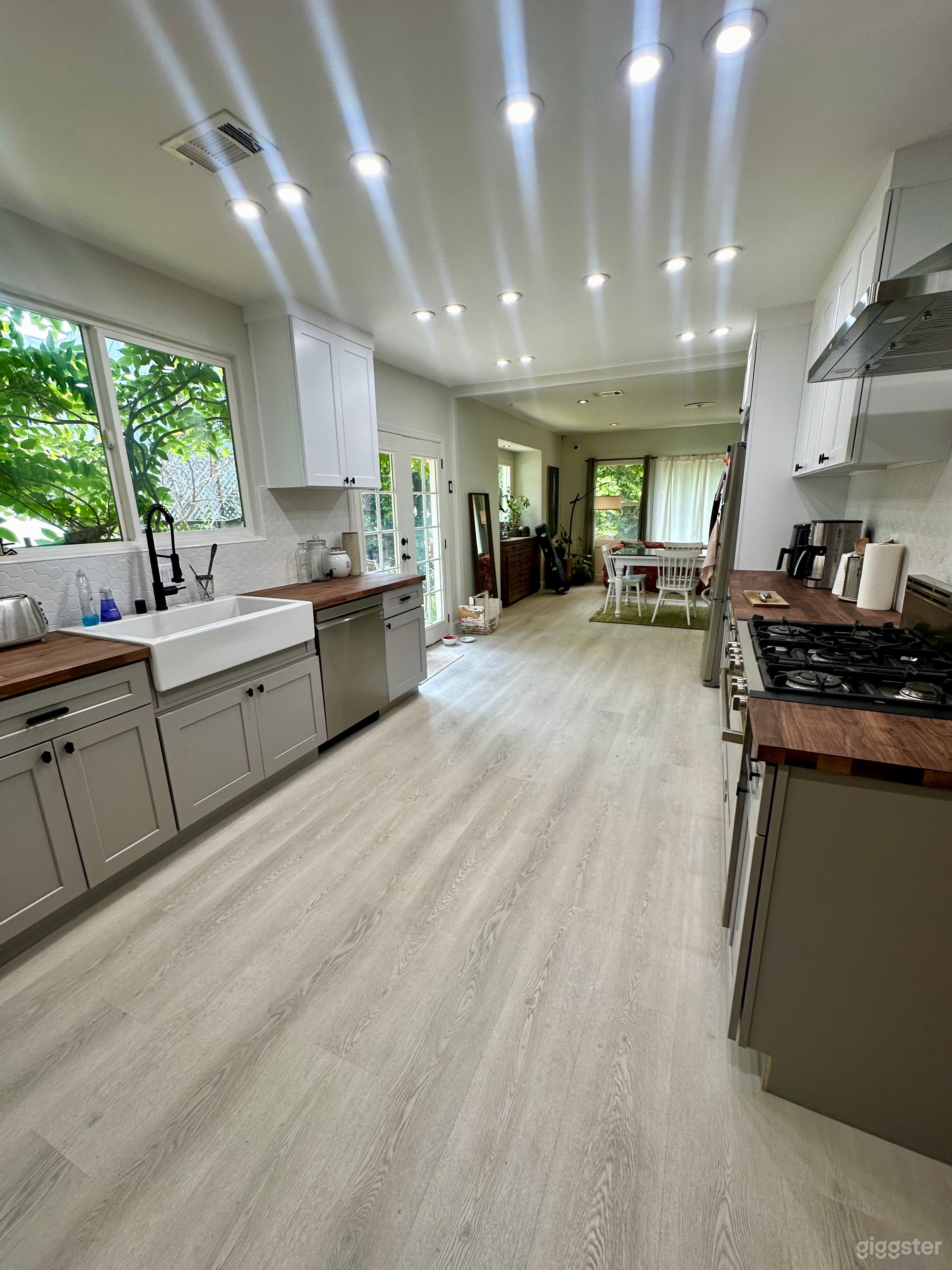 Hollywood House Open floors Easy to Shoot 		 Photo 2