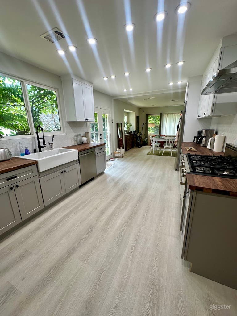  Hollywood House Open floors Easy to Shoot 		 