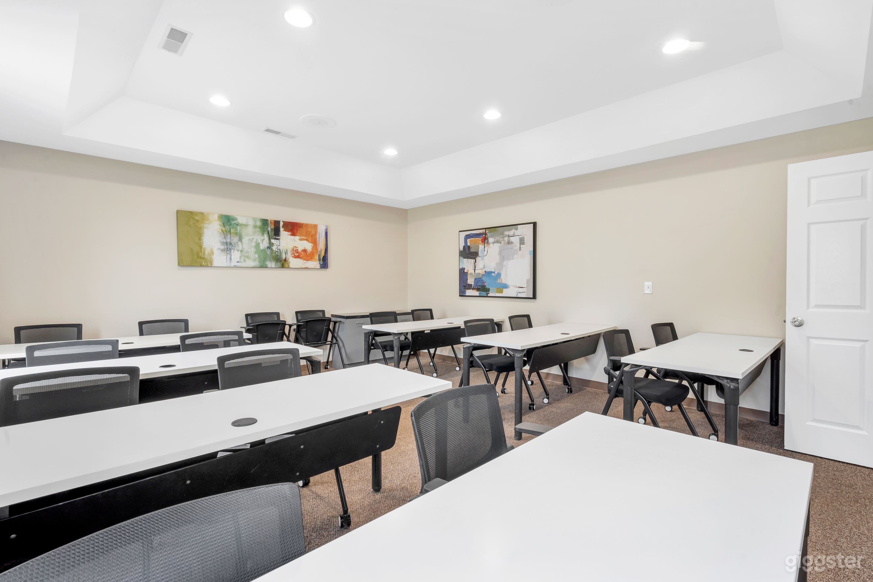 Classroom-style conference room in St. Peters Photo 1
