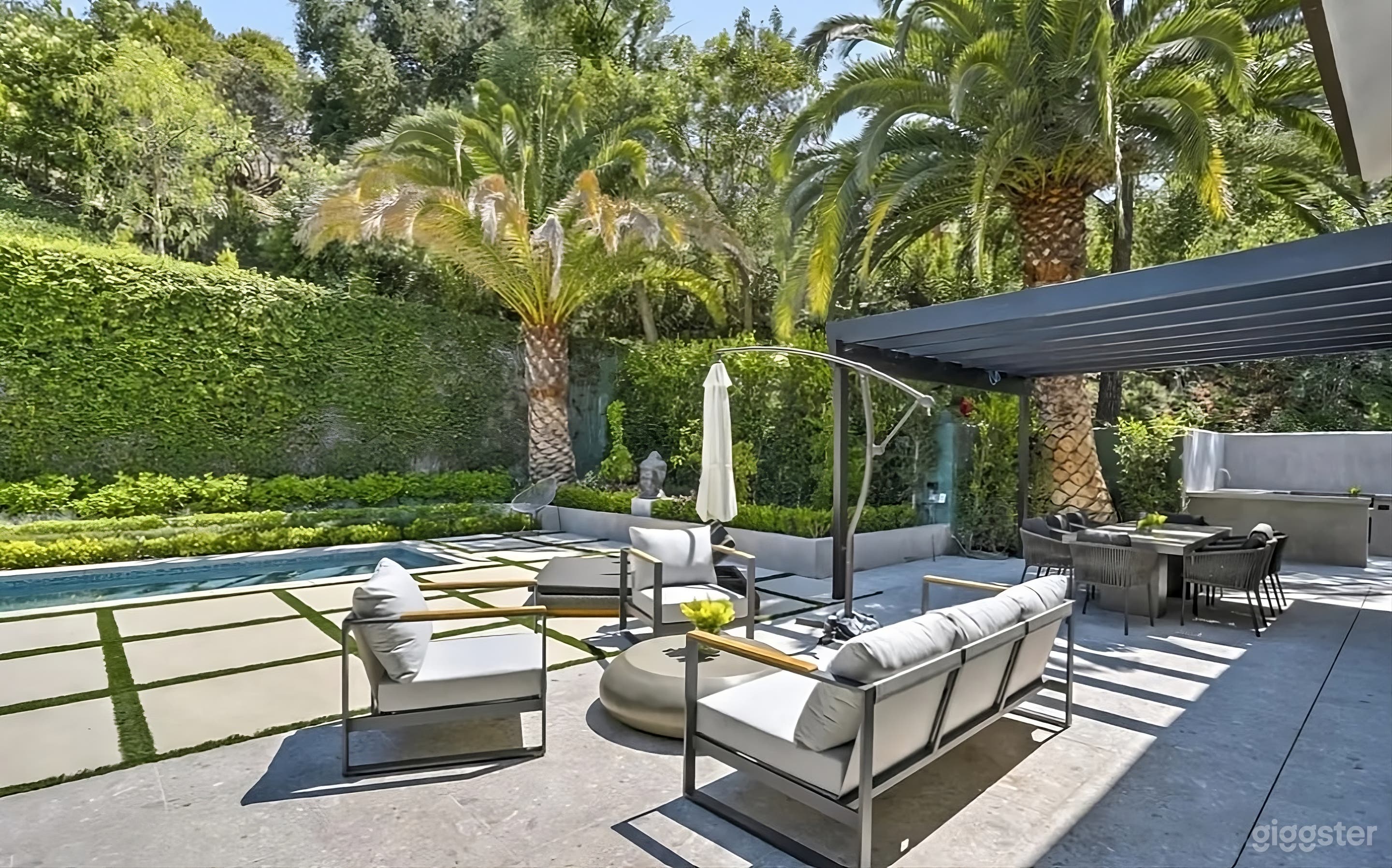 Sophisticated Modern Backyard Photo 4