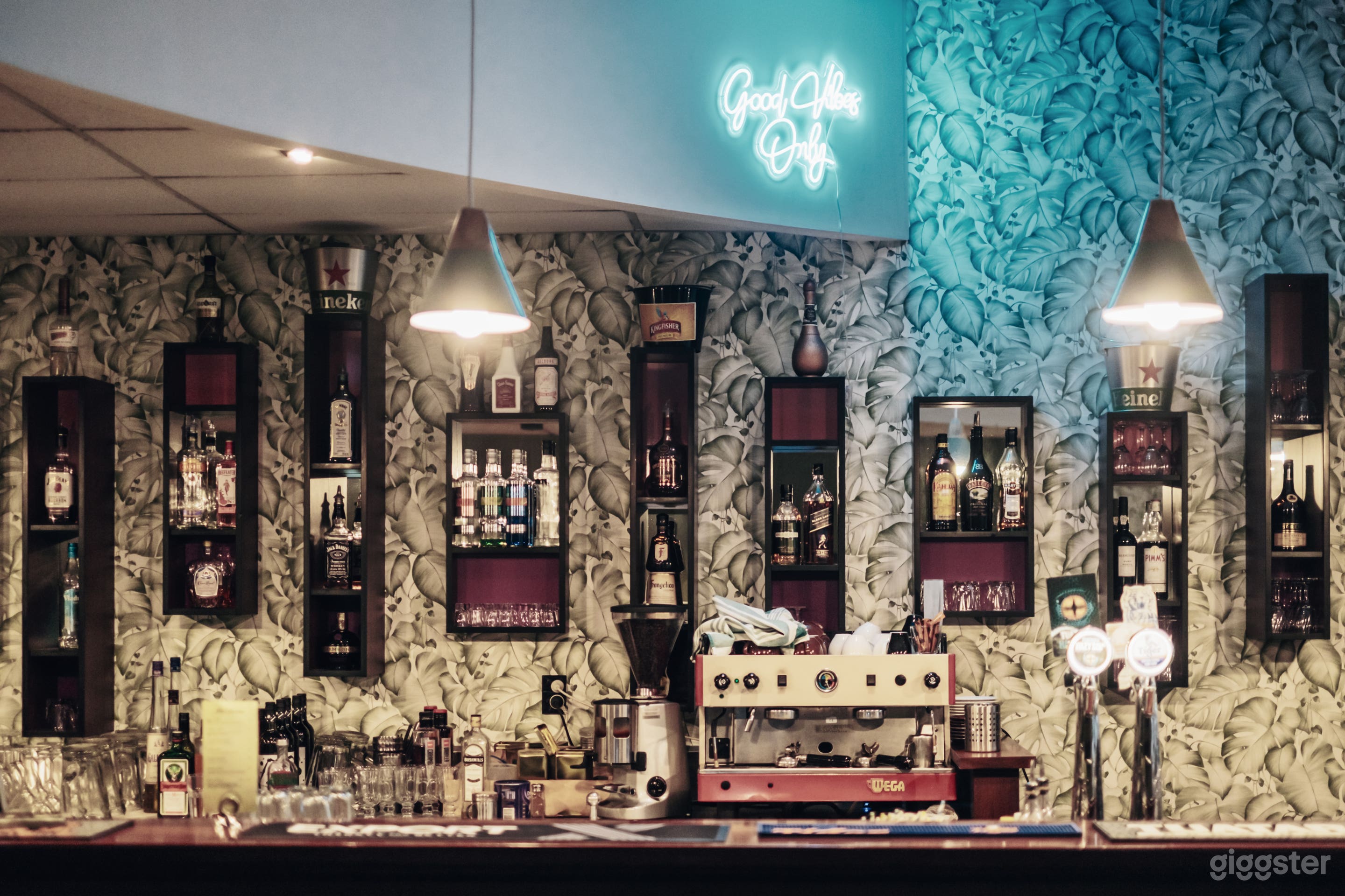 Modern Restaurant w/ Booth Style and Bar Area Photo 2