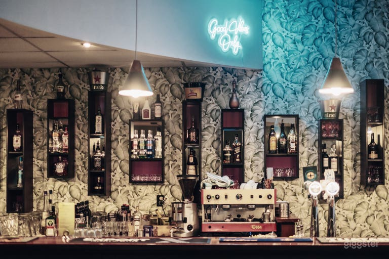  Modern Restaurant w/ Booth Style and Bar Area 