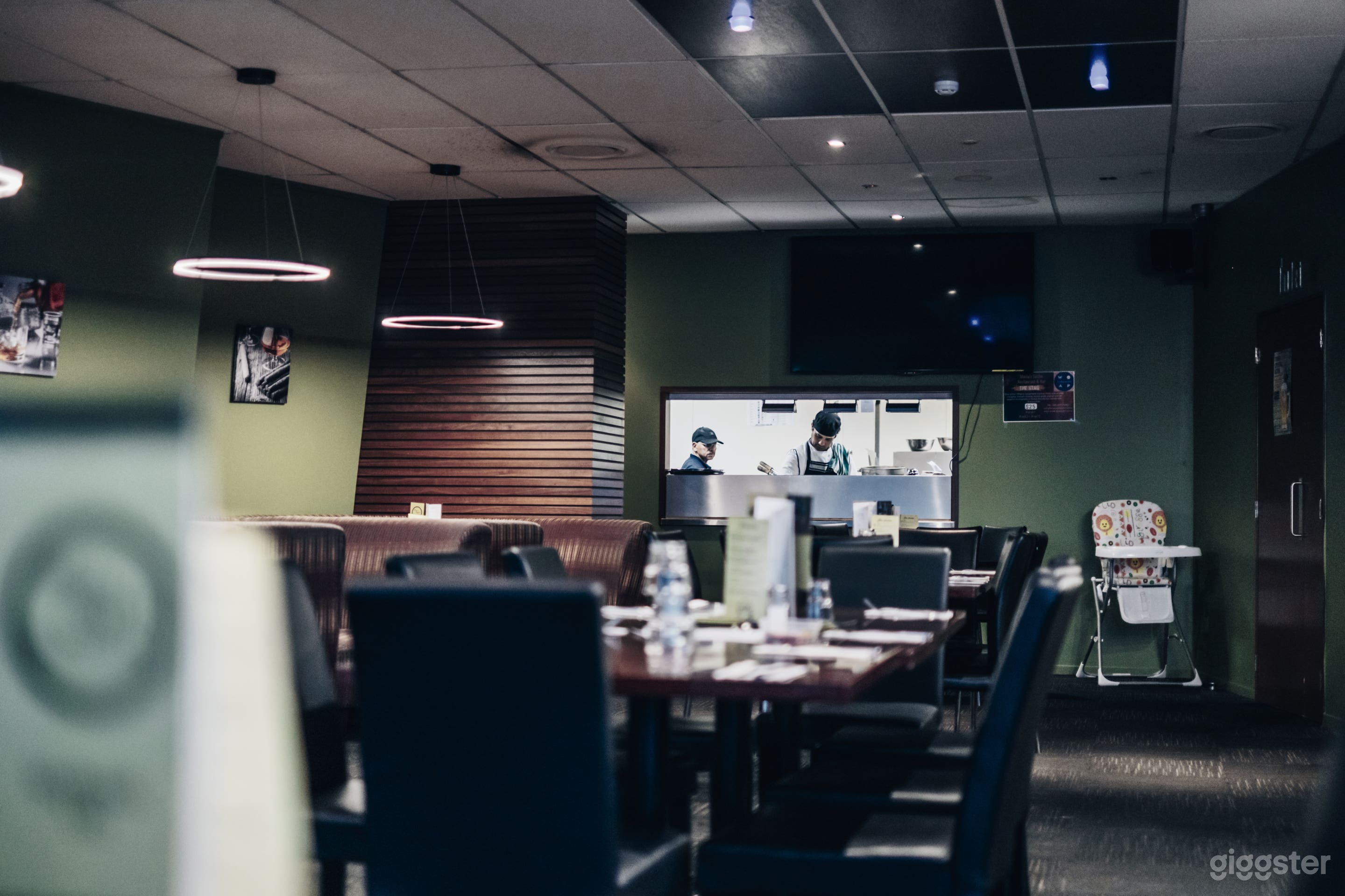 Modern Restaurant w/ Booth Style and Bar Area Photo 4