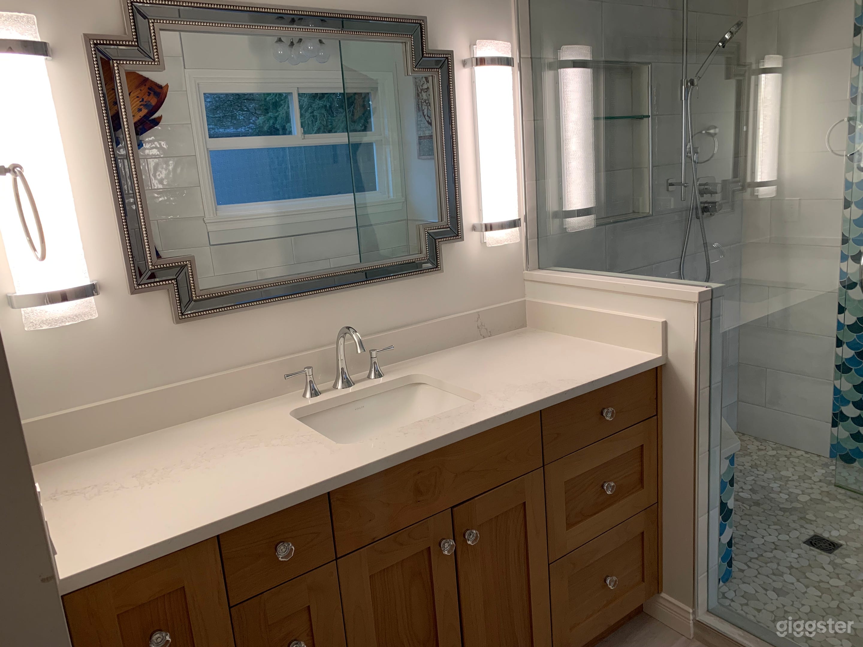 Luxurious Clawfoot Bathtub in large home Photo 2