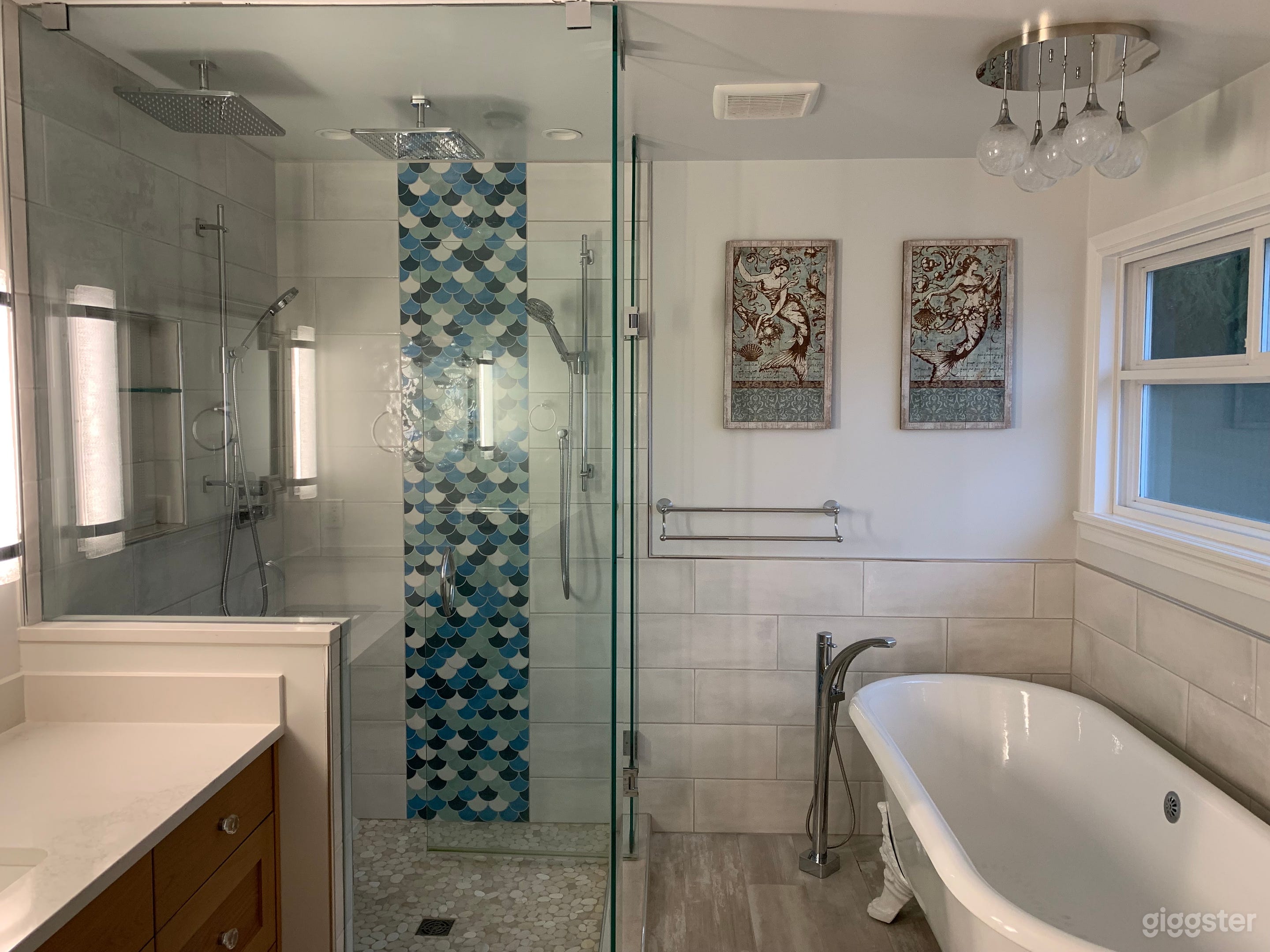 Luxurious Clawfoot Bathtub in large home Photo 4