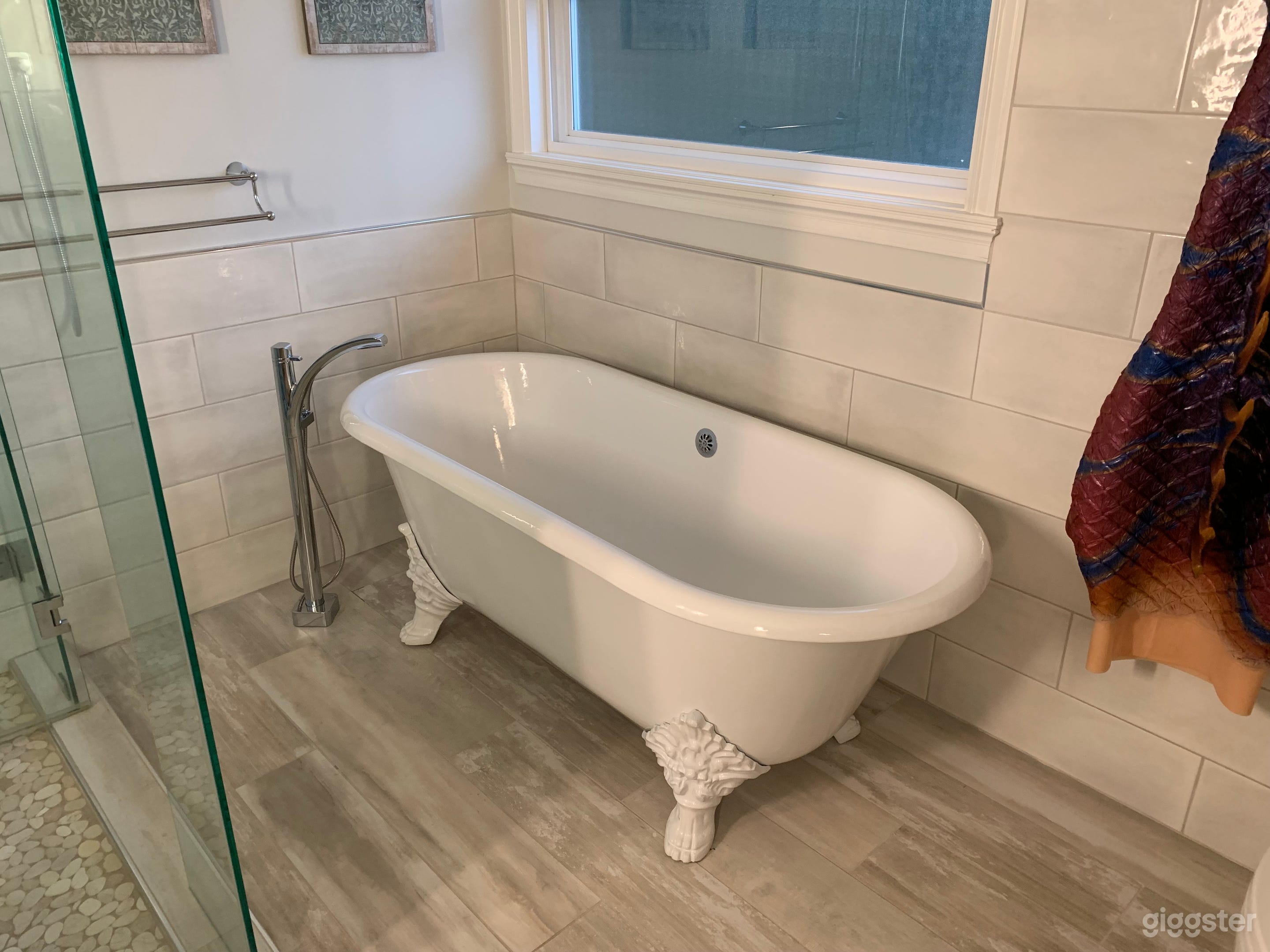 Luxurious Clawfoot Bathtub in large home Photo 1