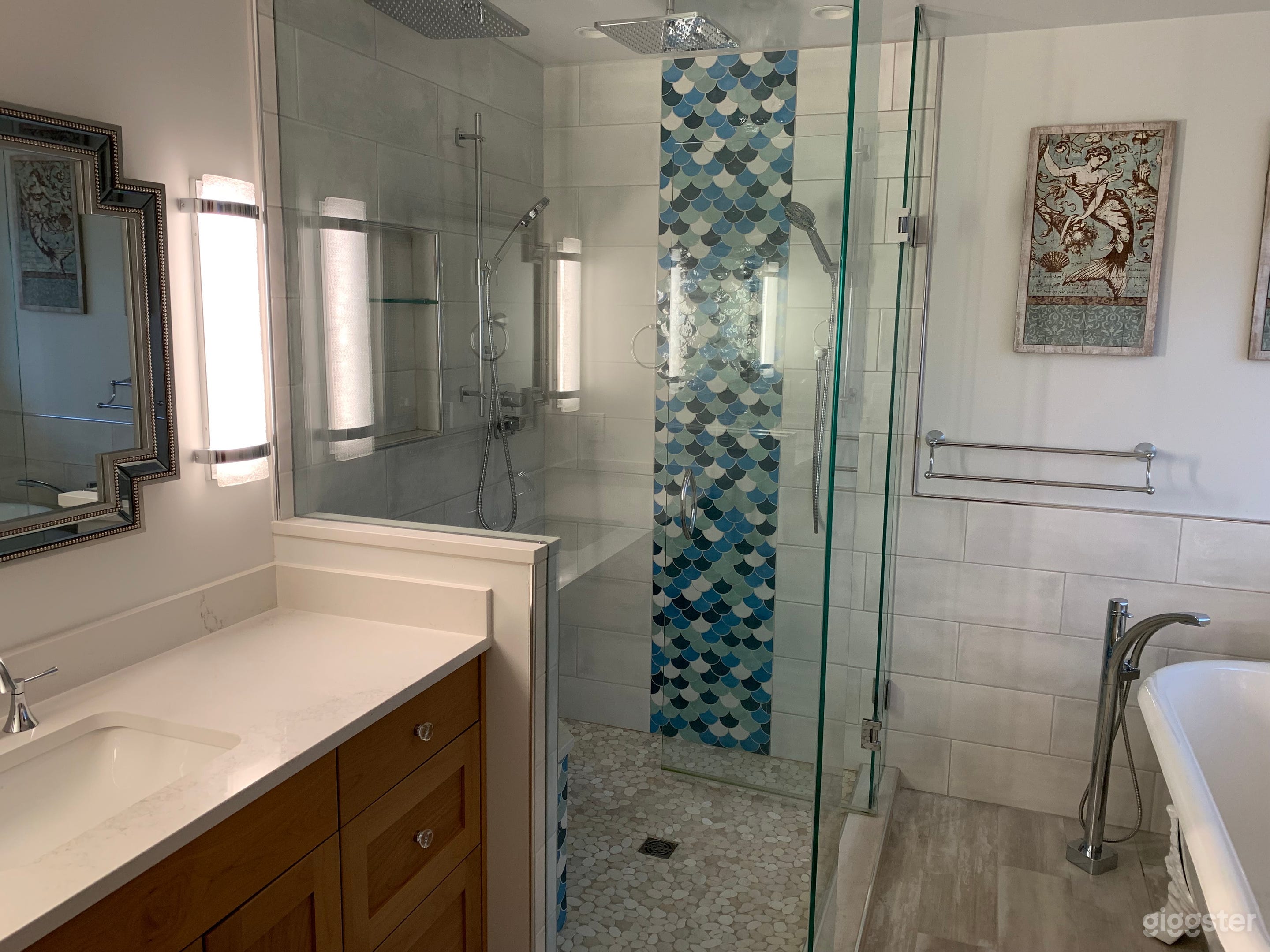 Luxurious Clawfoot Bathtub in large home Photo 3