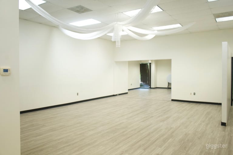  Chic, Picture Perfect Event Space w/ High Ceiling 